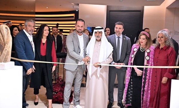 نهيان بن مبارك يفتتح معرض «القوة الصامتة» في أبوظبي