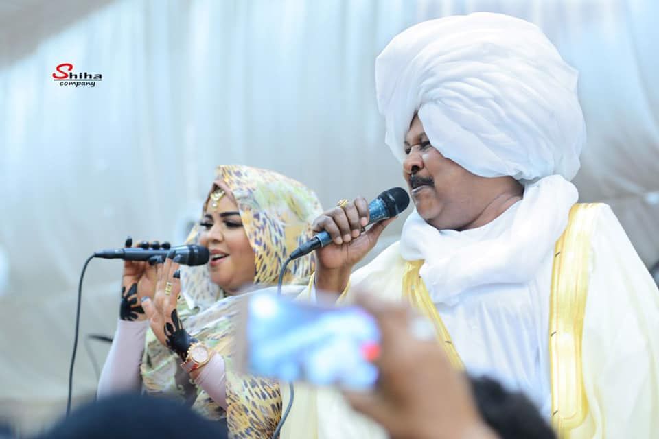 شاهد.. نشطاء الدعم السريع يعيدون نشر صورة مثيرة للمطربة ندى القلعة مع الفنان كمال ترباس قبل 18 عام والجمهور يرد ويشكك: (عديمين أخلاق والبل كتر عليكم)