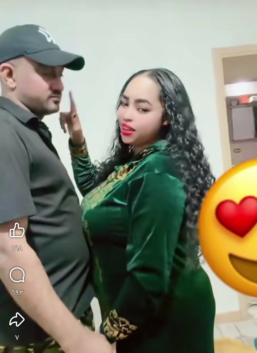 شاهد بالصورة والفيديو.. على أنغام الدولية.. رجل سوداني يثير الجدل على مواقع التواصل بوصلة رقص مثيرة مع زوجته داخل منزلهما