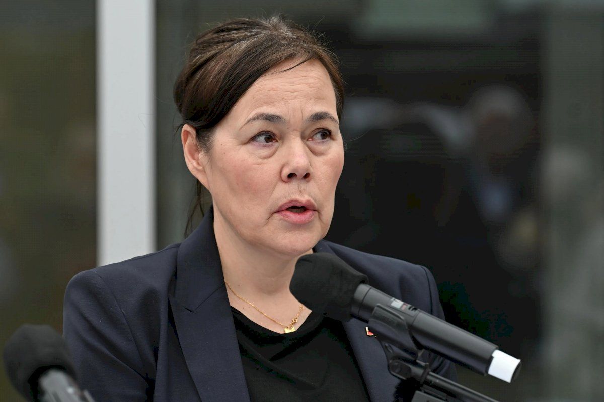 وزيرة خارجية غرينلاند تخرج من البيت الأبيض باكية! (فيديو)