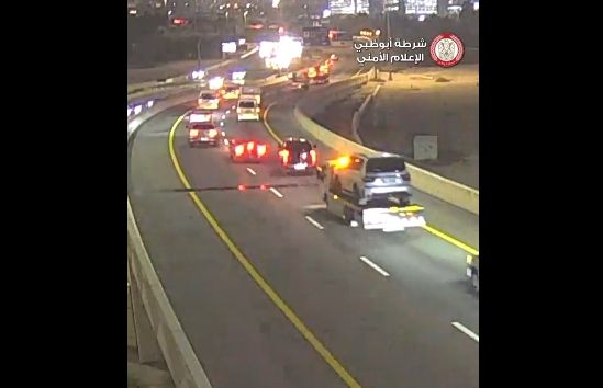 شرطة أبوظبي تضبط سائقاً قام ببث مباشر عبر منصات التواصل أثناء القيادة