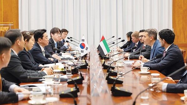 خلدون المبارك والرئيس الكوري يبحثان الشراكة الاستراتيجية بين البلدين