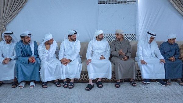 حمدان بن محمد يقدم واجب العزاء في وفاة علي سالم علي العديدي