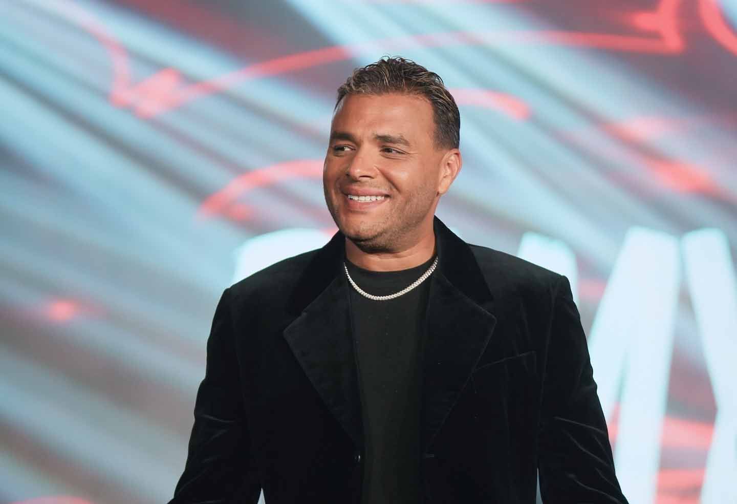 رامي صبري يؤدّي مناسك العمرة برفقة زوجته… شاهدوا الصور