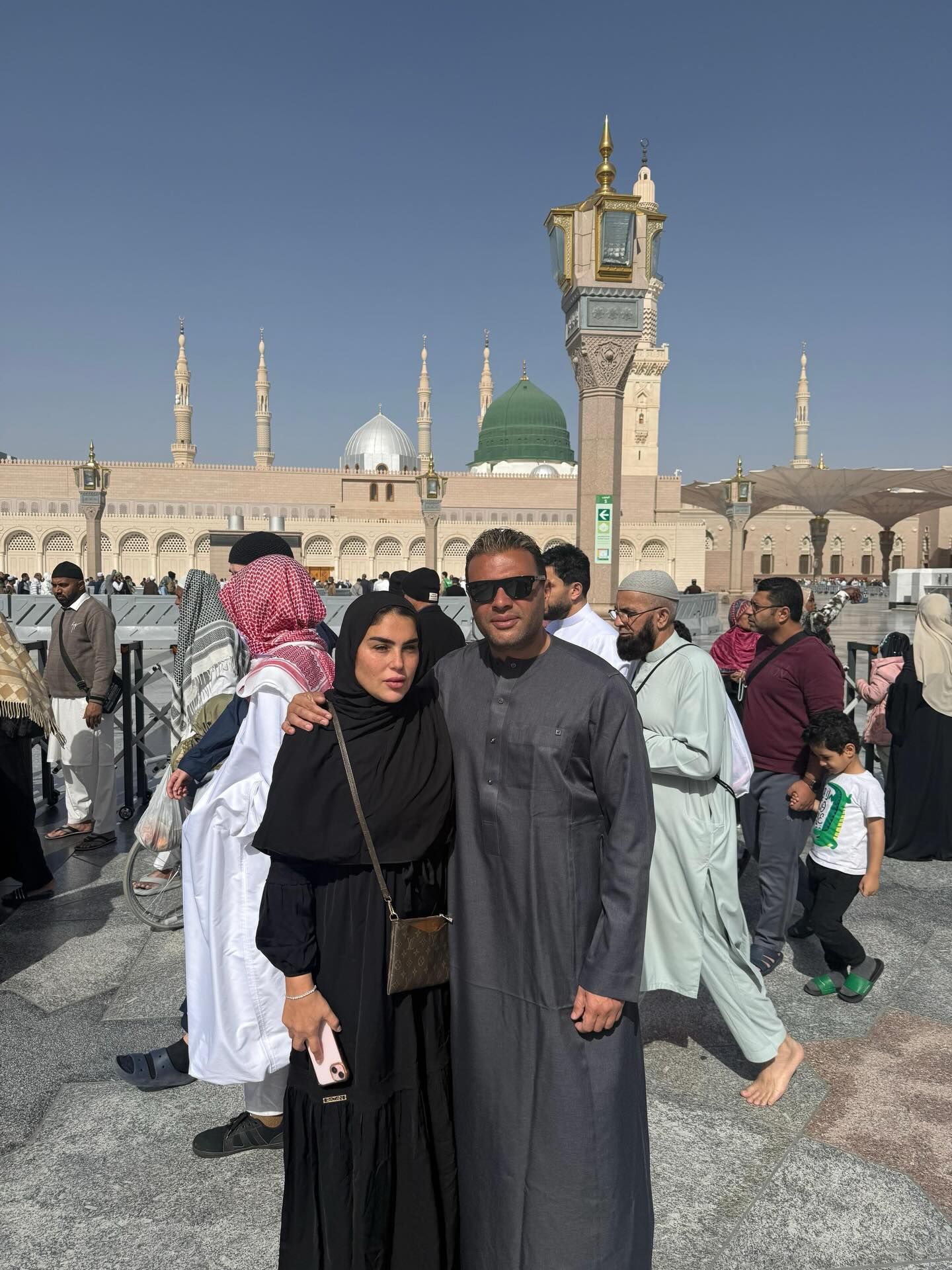 رامي صبري يؤدّي مناسك العمرة برفقة زوجته… شاهدوا الصور