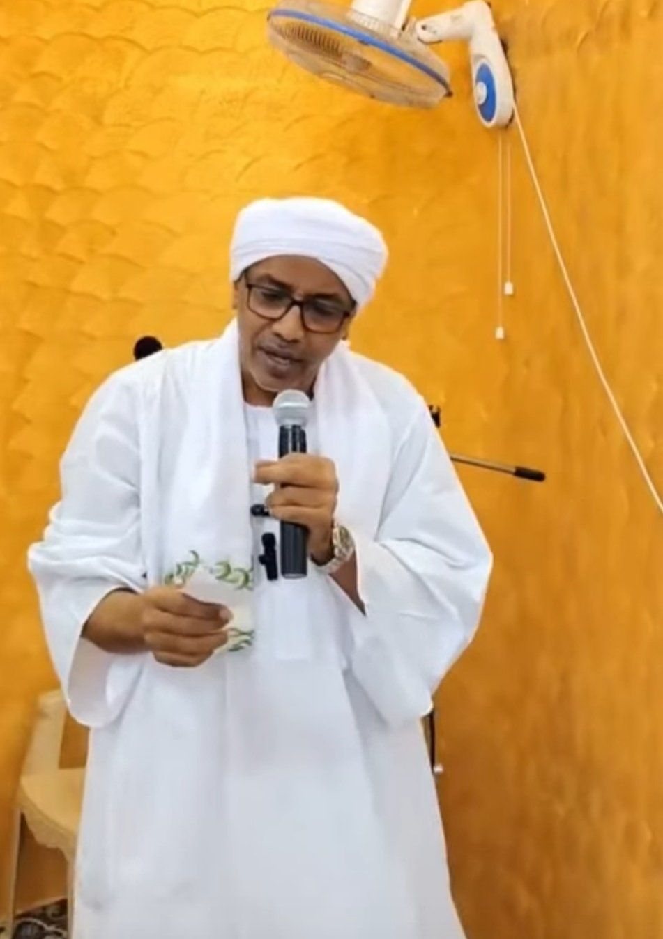 شاهد بالصورة والفيديو.. شيخ سوداني يناقش الأغنيتين الشهيرتين “بقي ليك بمبي” و “دكان علوي” في خطبة الجمعة