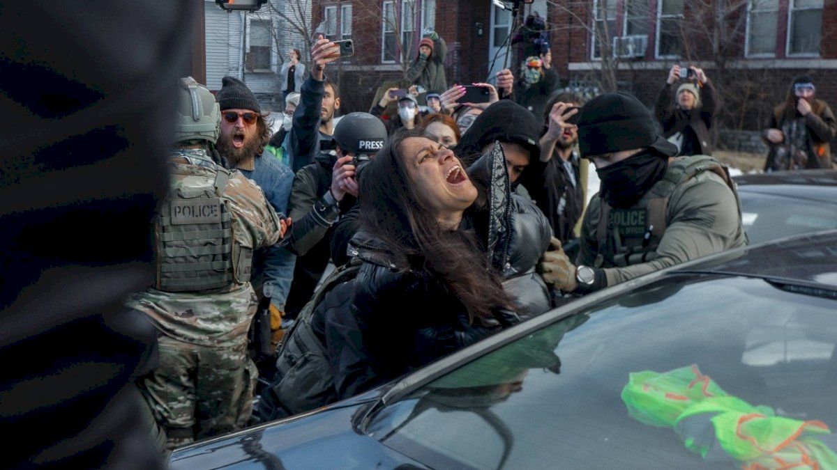 فيديو صادم يوثّق سحب امرأة من ذوي الإحتياجات الخاصة من سيارتها على يد عملاء الهجرة