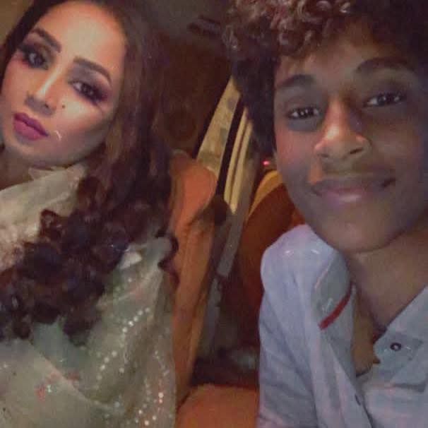 الناشط منذر محمد يحكي مواقف جميلة مع السلطانة هدى عربي: (مرة ماشي لأصحابي قالت لي هاك أعزمهم ما تخليهم يدفعوا وعندما قررت السفر لحضور حفلها قطعت لي التذاكر وقال لي انت طالب ركز في قرايتك)