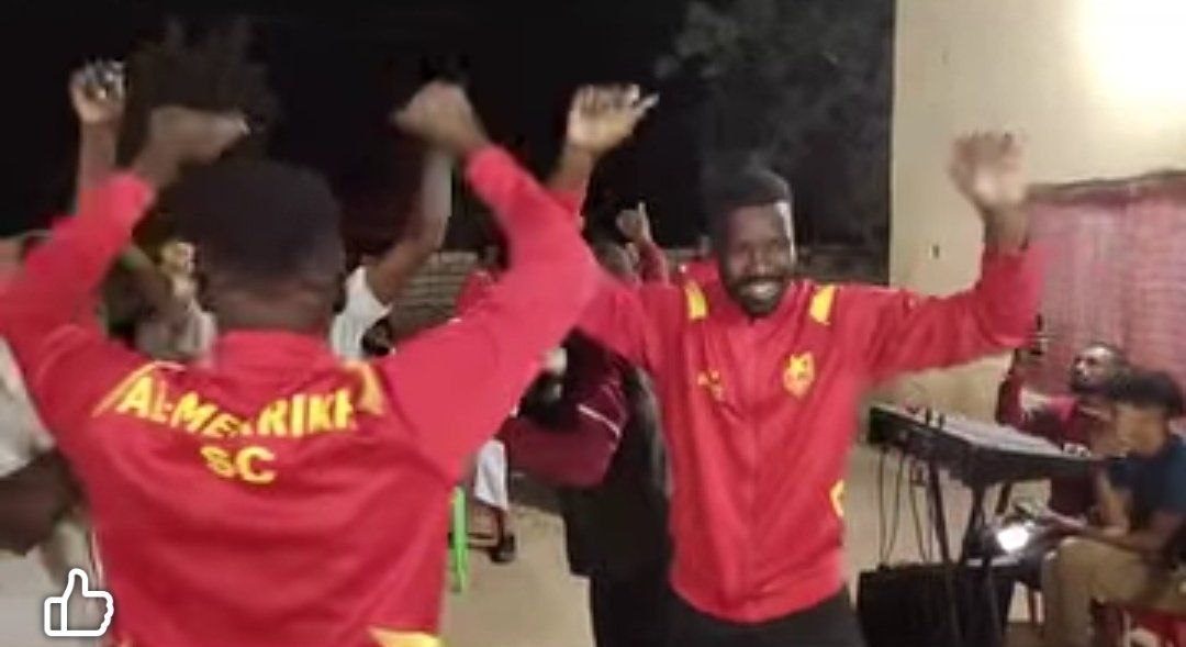 شاهد بالصورة والفيديو.. بقيادة الوافد الجديد.. لاعبو المريخ يرقصون على أنغام أغنية الفريق في حفل أقيم على شرفهم
