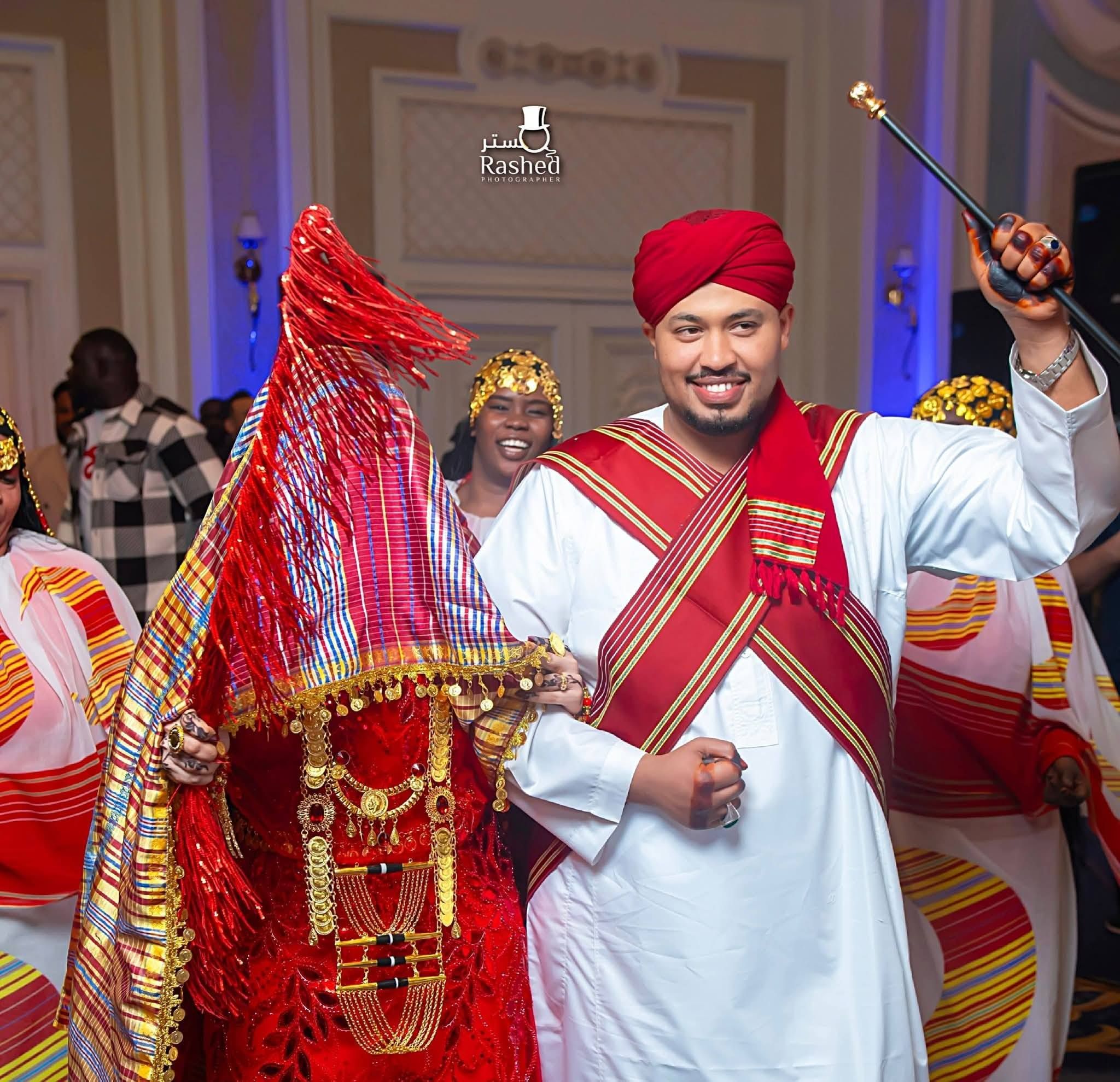 شاهد.. الفنان عاصم البنا يهدي إبنته “رنيم” أغنية خاصة بمناسبة زواجها: (زي رنومة مين سمحة دي الدكتورة بالطرحة)