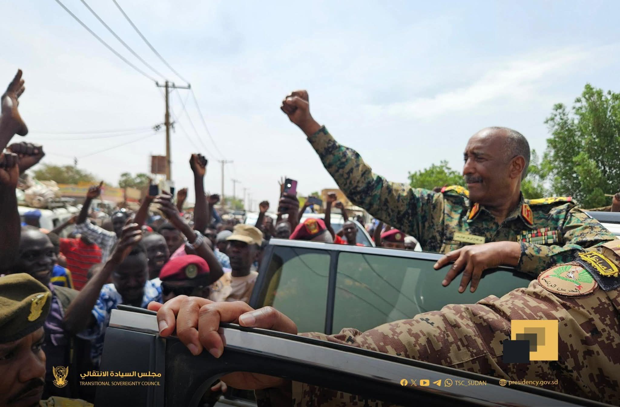 شاهد بالفيديو.. استقبلهم بكل تواضع.. مواطنون سودانيون يتسابقون على تقبيل الرئيس البرهان والجمهور: (المقطع دا سيتسبب في موت قحاتي أو جنجويدي)