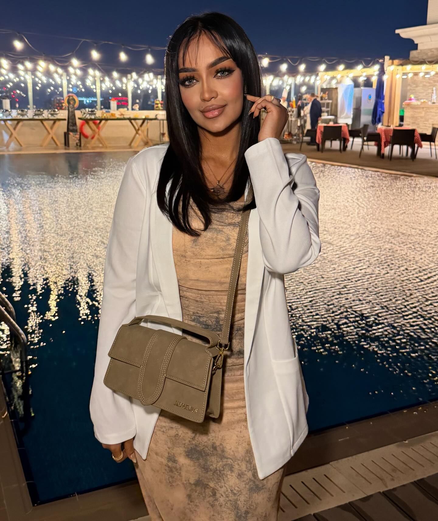 شاهد بالصور.. المشجعة السودانية الحسناء “منية” تخطف الأضواء بإطلالة جديدة وتشكو من انتحال شخصيتها داخل منصات للزواج: “بنات ناقصات”