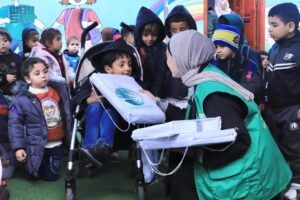 مركز الملك سلمان للإغاثة يدعم أطفال غزة بملابس شتوية ضمن الحملة الشعبية السعودية