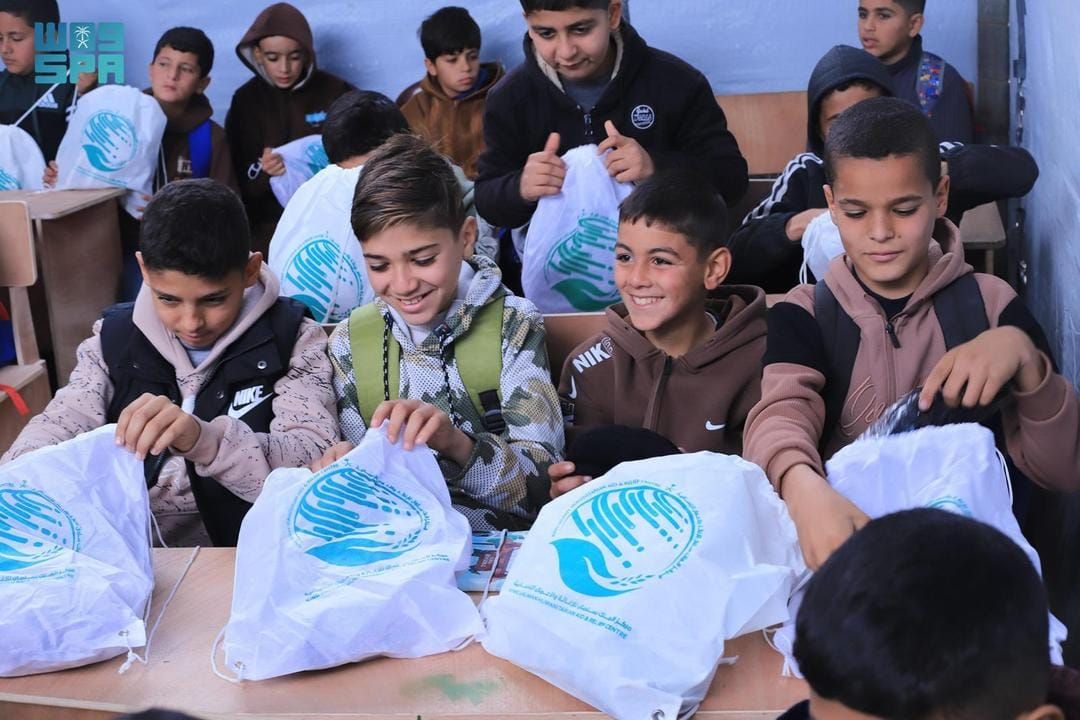 مركز الملك سلمان للإغاثة يدعم أطفال غزة بملابس شتوية ضمن الحملة الشعبية السعودية