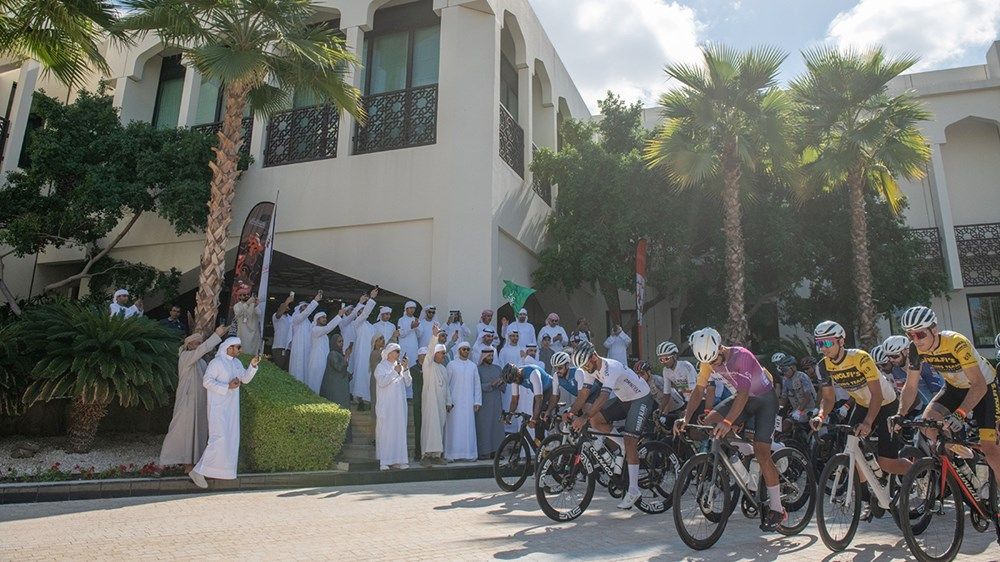 محمد بن راشد يشهد جانباً من سباق «ديوان سموّ حاكم دبي» ضمن منافسات بطولة السلم للدراجات الهوائية