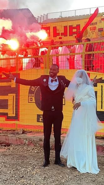 شاهد بالصورة والفيديو.. عبر عن حبه لناديه بطريقة فريدة.. عريس سوداني يصطحب عروسه ليحتفلان بزفافهما من داخل الإستاد وسط هتافات جمهور المريخ