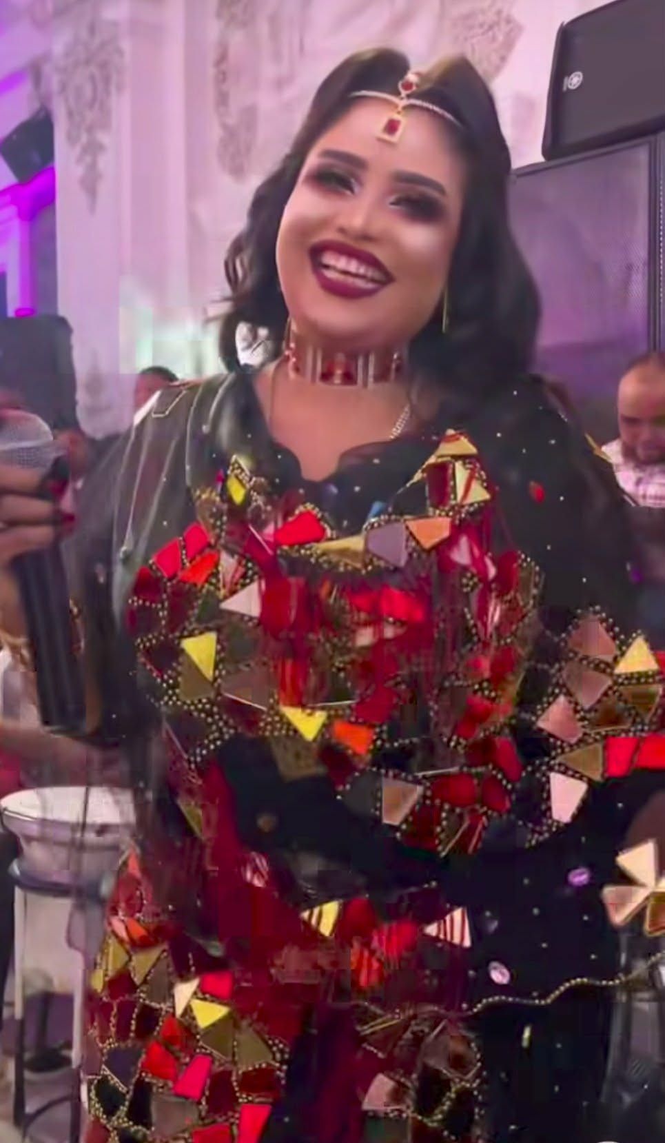 شاهد بالصورة والفيديو.. الفنانة توتة عذاب تخطف الأضواء من عروس غنت في حفل زفافها بالثوب الأنيق ورقصاتها المثيرة