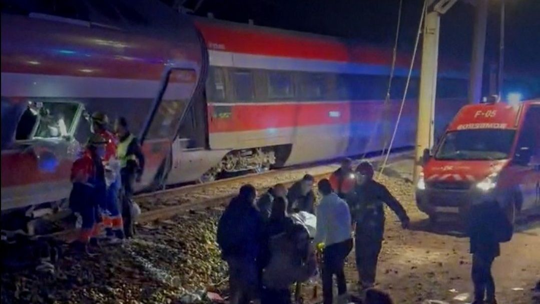 حادث مروع.. مصرع 21 شخصاً جراء تصادم قطارين في اسبانيا