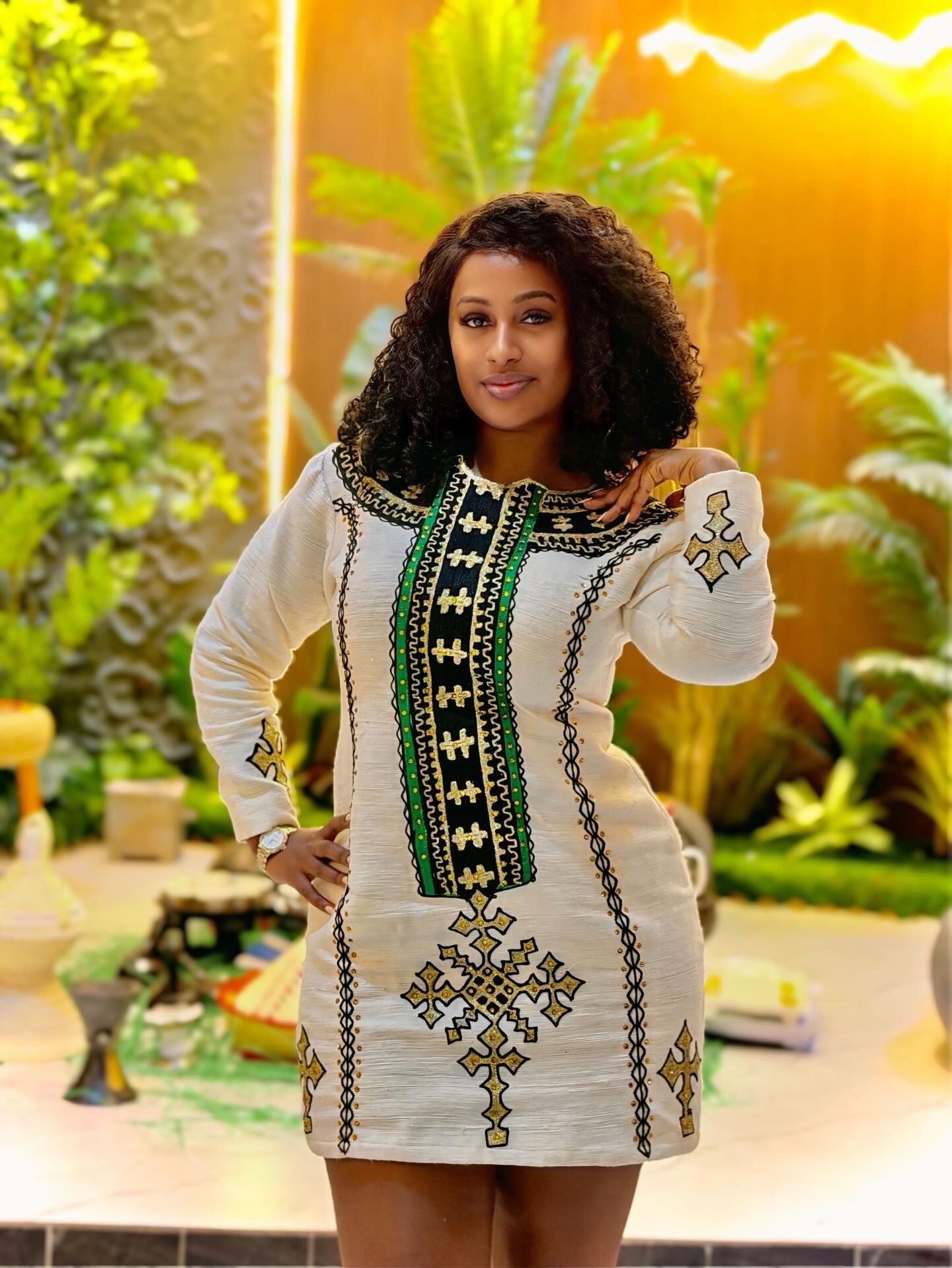 شاهد بالفيديو.. مطربة أثيوبية حسناء تشعل حفل غنائي في بلادها بأغنية الفنانة السودانية منال البدري “راجل التهريب”