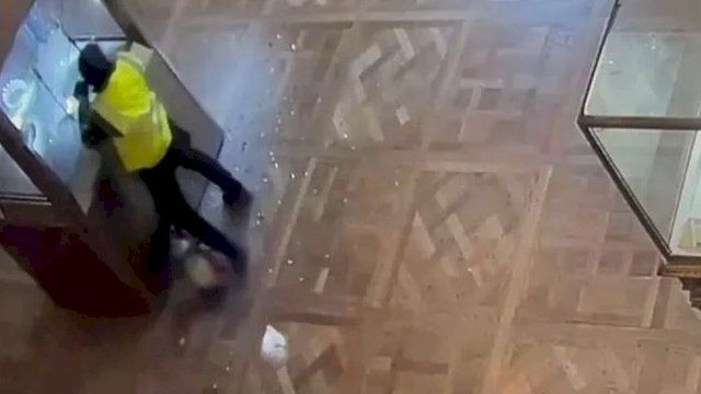 الكشف عن مشاهد صادمة من عملية "سرقة اللوفر".. 88 مليون يورو في 4 دقائق!