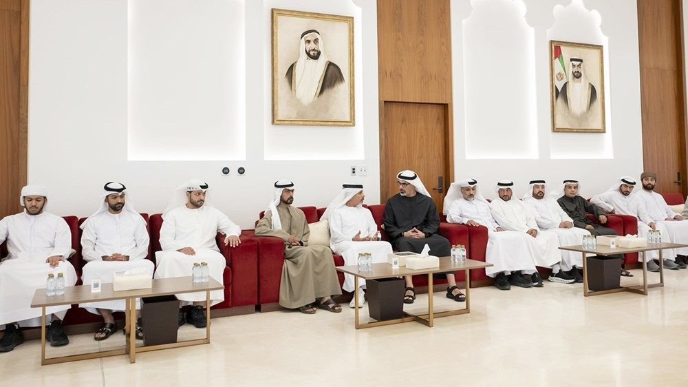 خالد بن محمد بن زايد يقدم واجب العزاء في وفاة فاطمة محمد المنصوري