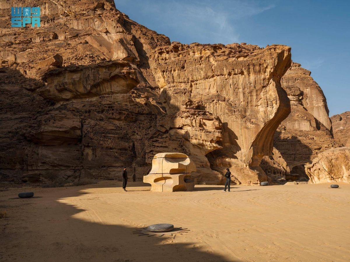 صحراء العلا تتحول إلى فضاء فني مفتوح منسجم مع تضاريسها الطبيعية