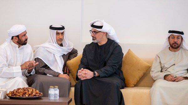 خالد بن محمد بن زايد يقدم واجب العزاء في وفاة حمد بن راشد بن حمد الهاجري