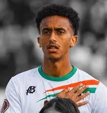 شاهد.. فيديو نادر للمحترف السوداني عامر عبد الله عندما كان في الثانية عشر من عمره وهو يستعرض مهاراته بالكرة بالشارع العام بالخرطوم وهو في طريقه لشراء أغراض لوالدته