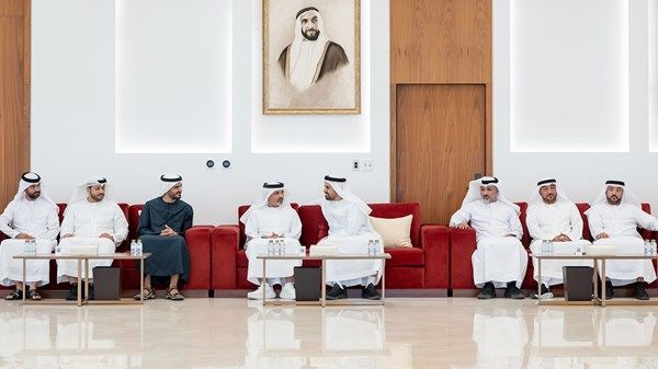 ذياب بن محمد بن زايد وزايد بن محمد بن زايد يقدمان واجب العزاء في وفاة فاطمة محمد المنصوري