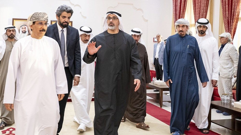 خالد بن محمد بن زايد يعزي في وفاة علي سالم البيض