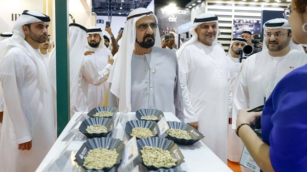 محمد بن راشد يزور معرض «عالم القهوة دبي»