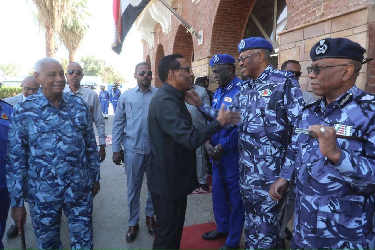 رئيس مجلس الوزراء السيد البروفسور كامل إدريس يتفقد وزارة الداخلية