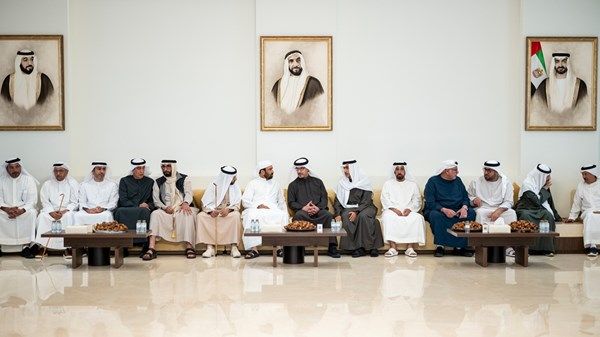 هزاع بن زايد يُقدم واجب العزاء في وفاة حمد بن راشد بن حمد الهاجري