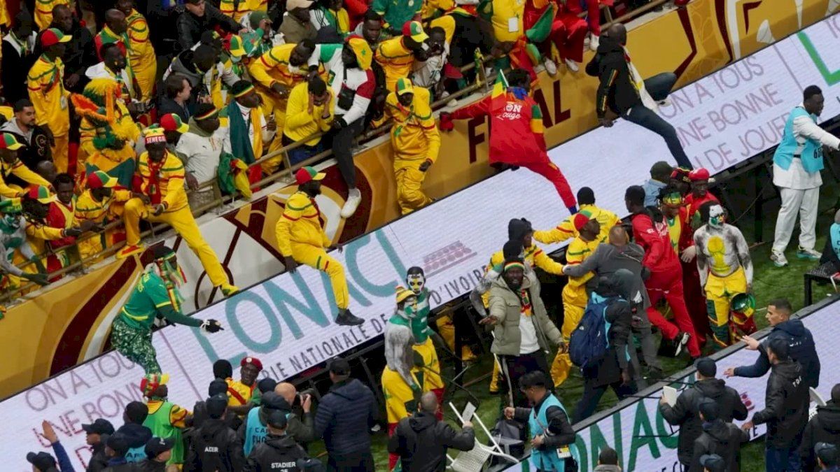 اللقب الضائع يشعل جدلا وغضباً بين المغاربة والجماهير العربية والسنغالية