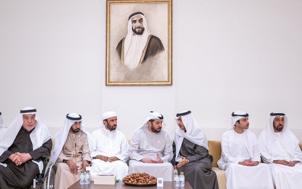 حمدان بن زايد يقدّم واجب العزاء في وفاة والد محمد بن حمد الهاجري