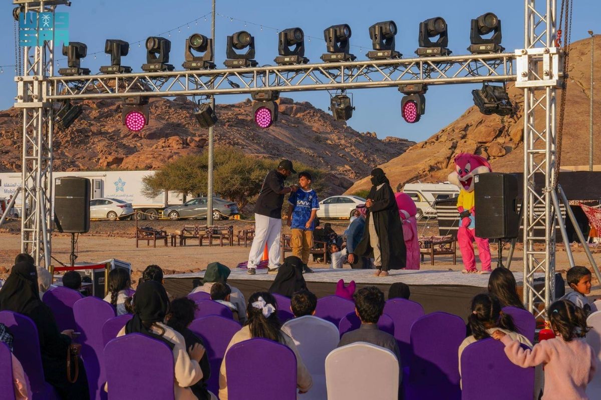 «شتاء قطن» يواصل فعالياته ويستقطب الزوار بعقلة الصقور