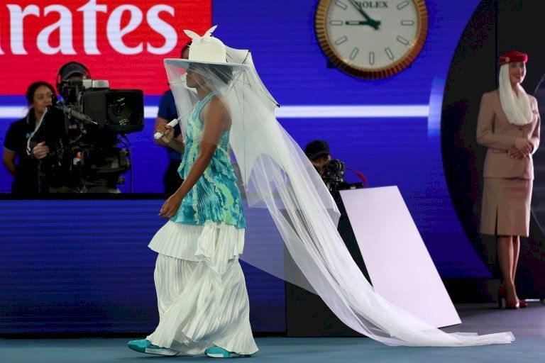 بطولة أستراليا: أوساكا بفستان مستوحى من "قنديل البحر" تبلغ الدور الثاني