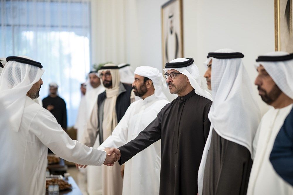 هزاع بن زايد يُقدم واجب العزاء في وفاة حمد بن راشد بن حمد الهاجري