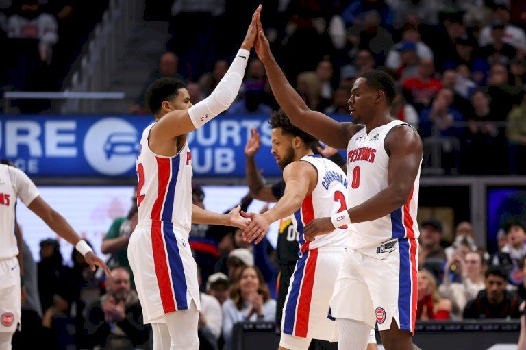 دوري أن بي ايه: هاريس يقود بيستونز لحسم قمة الشرقية بفارق نقطة