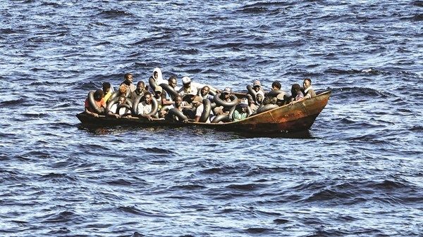 إنقاذ 90 مهاجراً بينهم رضيعان قرب سواحل إيطاليا