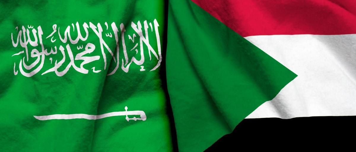 شاهد بالفيديو.. ناشط سعودي يرد على أحد “الدعامة”: (نعم ندعم البرهان لأنه يمثل الشرعية وقلنا ذلك في العلن.. لكن الذي يدعمكم أنتم مختفي ولابس عباية ونقاب ولا يستطيع الظهور)