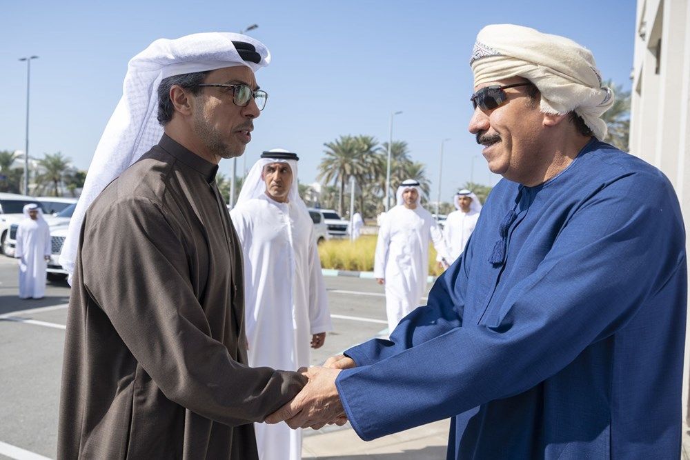 منصور بن زايد يعزي في وفاة علي سالم البيض