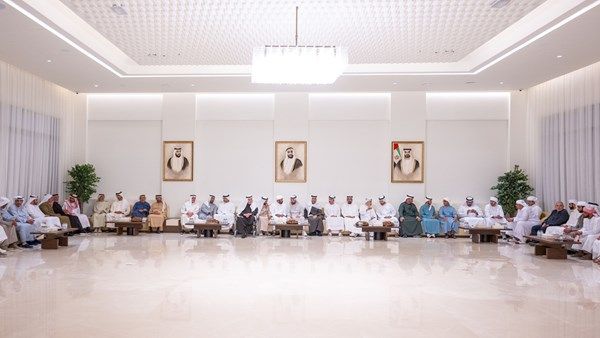 حمدان بن زايد يقدّم واجب العزاء في وفاة والد محمد بن حمد الهاجري