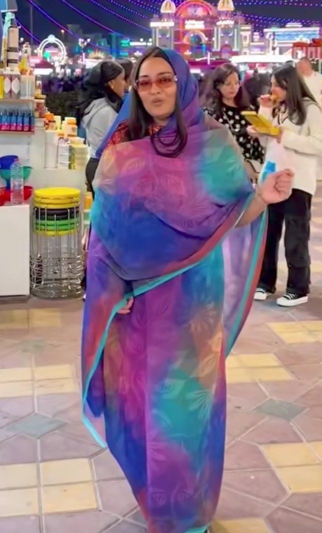 شاهد بالصور والفيديو.. الممثلة المصرية الشهيرة راندا البحيري تخطف الأضواء بالثوب السوداني وتؤكد: (بحب السودان) والجنس اللطيف يتغزل: (ما شاء الله آخر حلاوة نحنا ما بنعرف نلبس ثوبنا زيك)