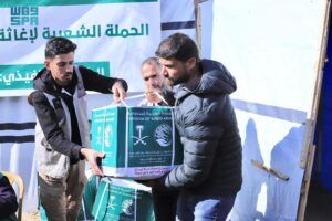 مركز الملك سلمان للإغاثة يواصل دعم النازحين في خانيونس بالسلال الغذائية
