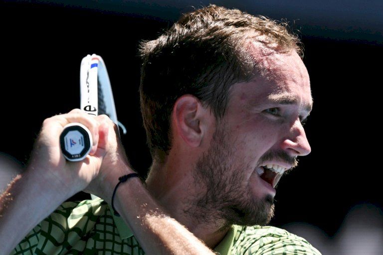 مدفيديف لا يخطط للتخلي عن جنسيته الروسية رغم الحرب