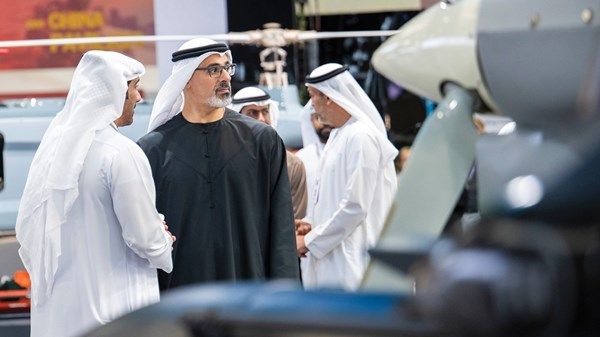 خالد بن محمد بن زايد يزور معرضَي "يومكس" و"سيمتكس" 2026