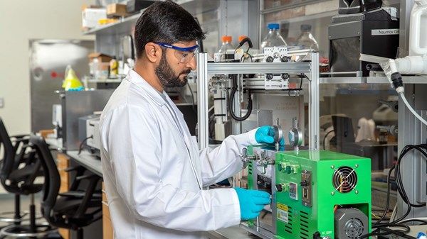 باحثون من "نيويورك أبوظبي" يطورون بلورات عضوية تدعم اكتشافات الفضاء