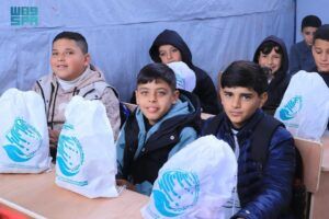 مركز الملك سلمان للإغاثة يواصل توزيع الملابس الشتوية لطلاب غزة