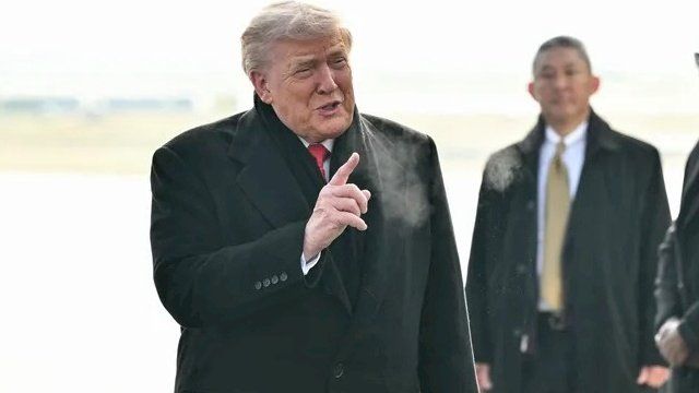 ترامب يصل دافوس رغم عطل طائرته.. ويصر على ضم غرينلاند